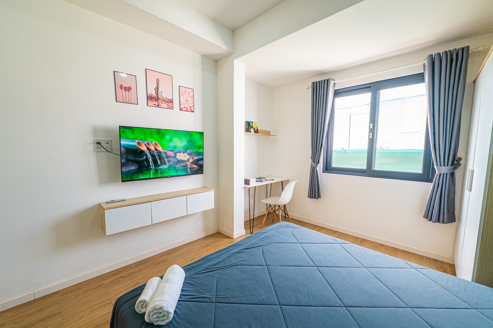 Studio 5.5 interior with queen bed, kitchenette and large window